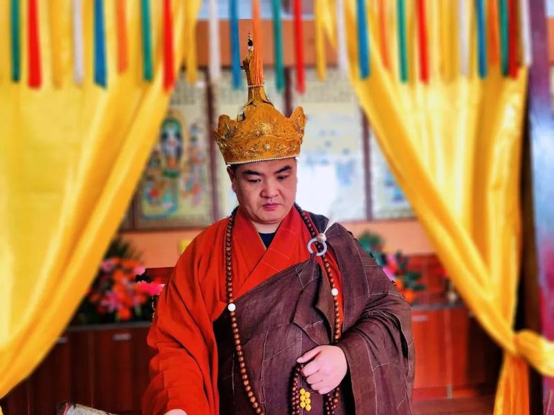 两序大众礼请心平法师,月龢法师,智量法师拈香主法,带领诸功德主们